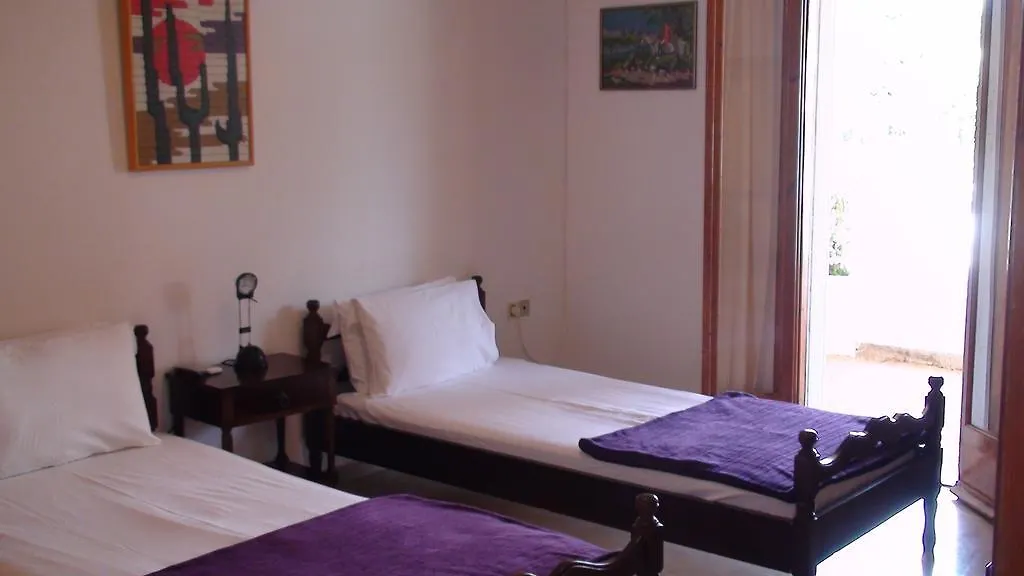Constantinos Apartments Lászi 0*,